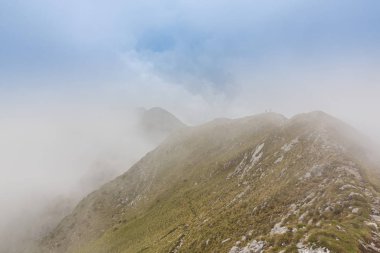 Güzel dağ manzarası kalker kayalar ve fırtına bulutları
