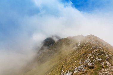 Güzel dağ manzarası kalker kayalar ve fırtına bulutları