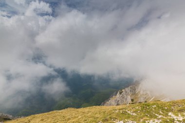 Güzel dağ manzarası kalker kayalar ve fırtına bulutları