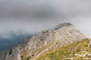 Güzel dağ manzarası kalker kayalar ve fırtına bulutları