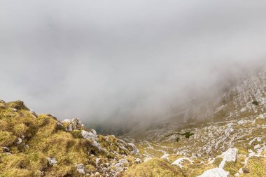 Güzel dağ manzarası kalker kayalar ve fırtına bulutları