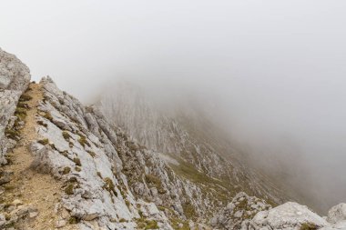 Güzel dağ manzarası kalker kayalar ve fırtına bulutları