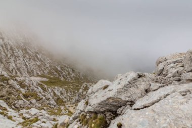 Güzel dağ manzarası kalker kayalar ve fırtına bulutları