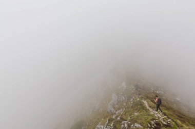 Güzel dağ manzarası kalker kayalar ve fırtına bulutları