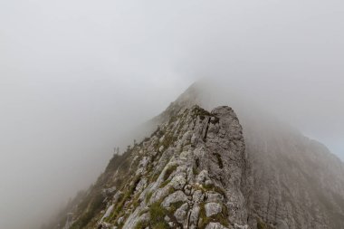 Güzel dağ manzarası kalker kayalar ve fırtına bulutları