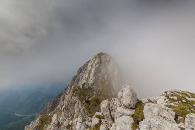 Güzel dağ manzarası kalker kayalar ve fırtına bulutları