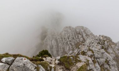 Güzel dağ manzarası kalker kayalar ve fırtına bulutları