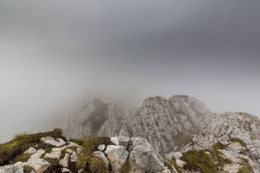 Güzel dağ manzarası kalker kayalar ve fırtına bulutları