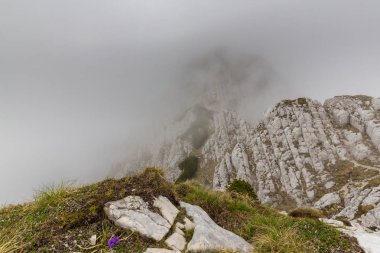 Güzel dağ manzarası kalker kayalar ve fırtına bulutları