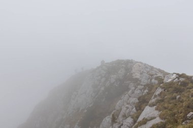 Güzel dağ manzarası kalker kayalar ve fırtına bulutları