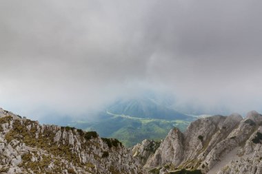 Sis bulutları ile yaz aylarında Transilvanya Alpleri'nde dağ manzarası