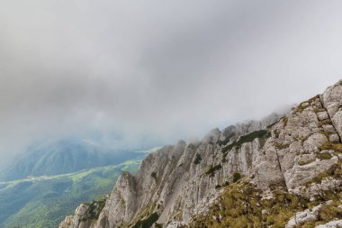 Sis bulutları ile yaz aylarında Transilvanya Alpleri'nde dağ manzarası
