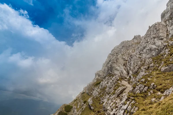 Güzel dağ manzarası kalker kayalar ve fırtına bulutları
