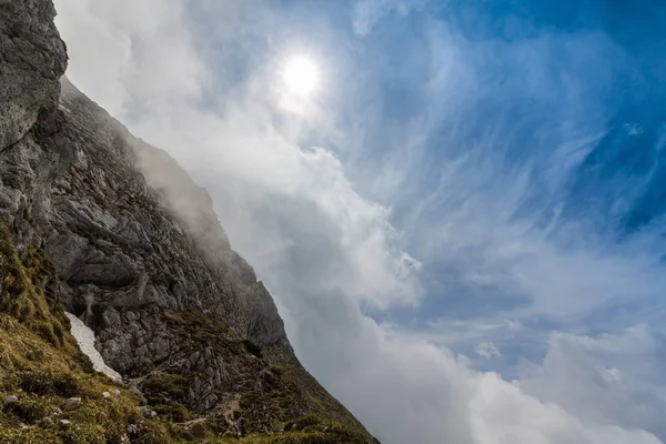 Güzel dağ manzarası kalker kayalar ve fırtına bulutları