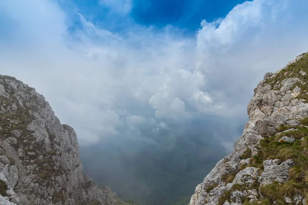 Güzel dağ manzarası kalker kayalar ve fırtına bulutları