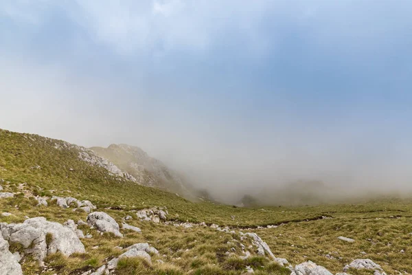 Güzel dağ manzarası kalker kayalar ve fırtına bulutları