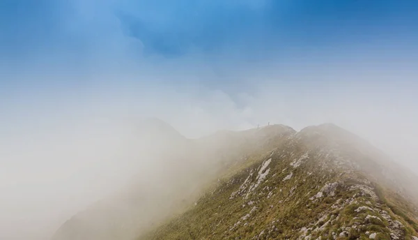 Bela paisagem montanhosa com rochas de pedra calcária e nuvens de tempestade — Fotografia de Stock