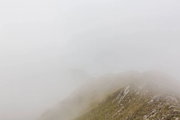 Pięknej górskiej scenerii skał wapiennych i burzowe chmury — Zdjęcie stockowe