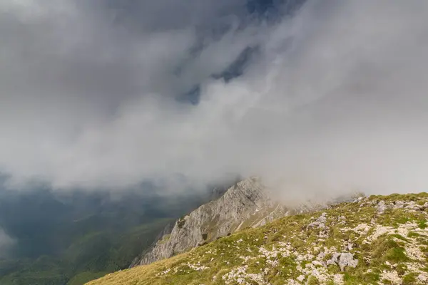 Güzel dağ manzarası kalker kayalar ve fırtına bulutları