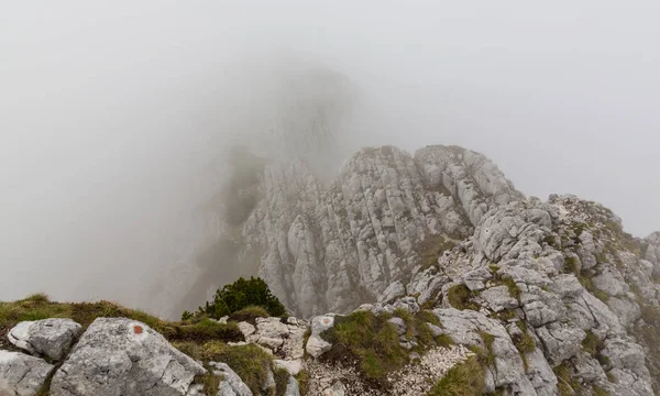 Güzel dağ manzarası kalker kayalar ve fırtına bulutları