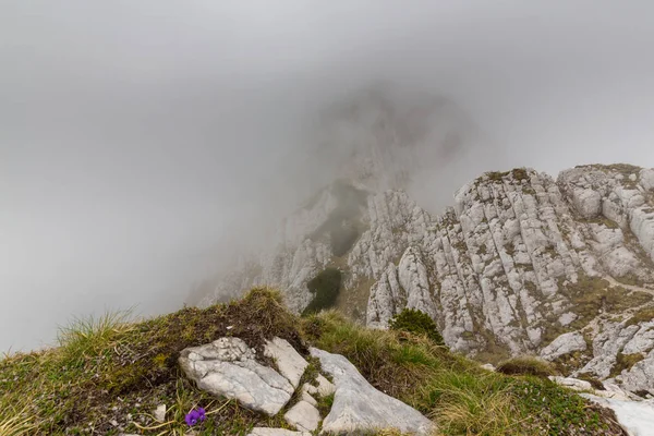 Güzel dağ manzarası kalker kayalar ve fırtına bulutları