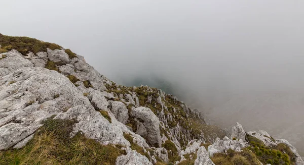 Güzel dağ manzarası kalker kayalar ve fırtına bulutları
