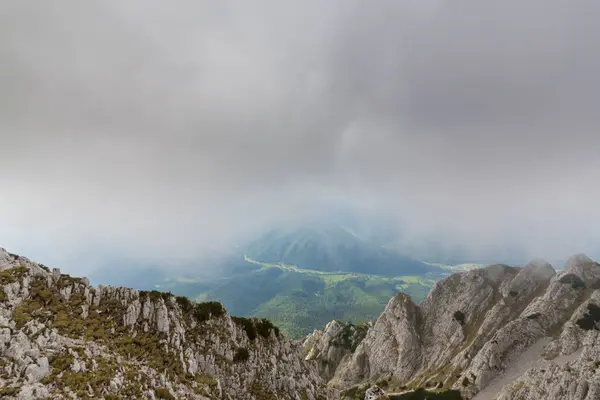 Sis bulutları ile yaz aylarında Transilvanya Alpleri'nde dağ manzarası