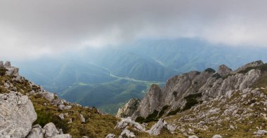 Sis bulutları ile yaz aylarında Transilvanya Alpleri'nde dağ manzarası