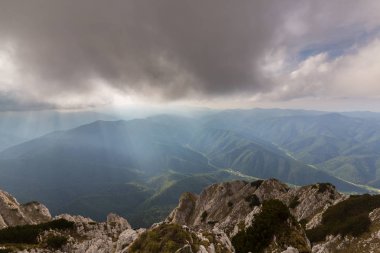 Sis bulutları ile yaz aylarında Transilvanya Alpleri'nde dağ manzarası