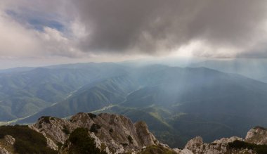 Sis bulutları ile yaz aylarında Transilvanya Alpleri'nde dağ manzarası