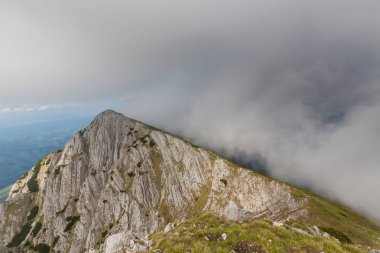 Sis bulutları ile yaz aylarında Transilvanya Alpleri'nde dağ manzarası