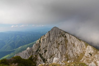 Sis bulutları ile yaz aylarında Transilvanya Alpleri'nde dağ manzarası