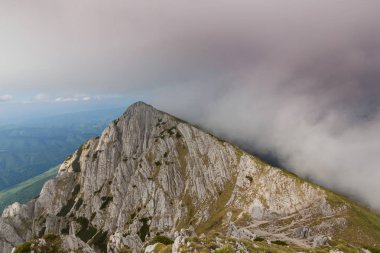 Sis bulutları ile yaz aylarında Transilvanya Alpleri'nde dağ manzarası