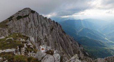 Sis bulutları ile yaz aylarında Transilvanya Alpleri'nde dağ manzarası