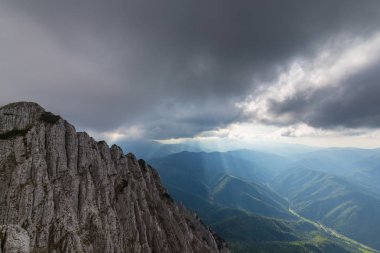 Sis bulutları ile yaz aylarında Transilvanya Alpleri'nde dağ manzarası