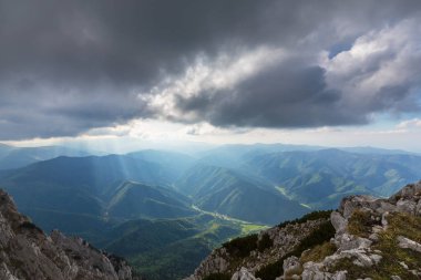 Sis bulutları ile yaz aylarında Transilvanya Alpleri'nde dağ manzarası