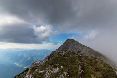 Sis bulutları ile yaz aylarında Transilvanya Alpleri'nde dağ manzarası