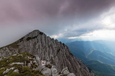Sis bulutları ile yaz aylarında Transilvanya Alpleri'nde dağ manzarası