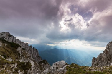 Sis bulutları ile yaz aylarında Transilvanya Alpleri'nde dağ manzarası