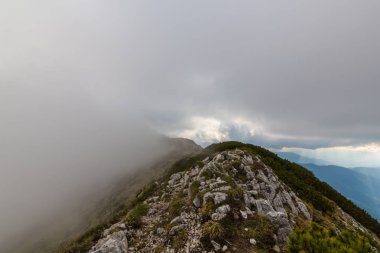 Sis bulutları ile yaz aylarında Transilvanya Alpleri'nde dağ manzarası