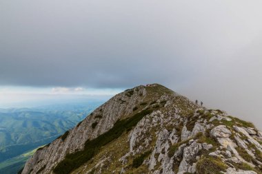 Sis bulutları ile yaz aylarında Transilvanya Alpleri'nde dağ manzarası