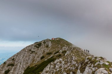 Sis bulutları ile yaz aylarında Transilvanya Alpleri'nde dağ manzarası