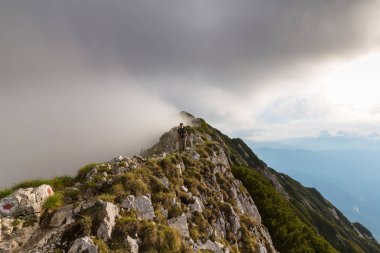 Sis bulutları ile yaz aylarında Transilvanya Alpleri'nde dağ manzarası