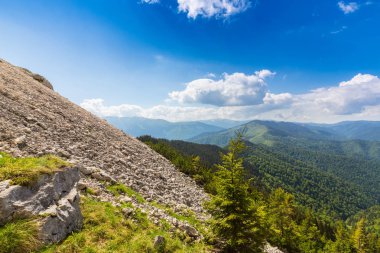 Sis bulutları ile yaz aylarında Transilvanya Alpleri'nde dağ manzarası