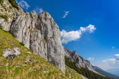 Sis bulutları ile yaz aylarında Transilvanya Alpleri'nde dağ manzarası