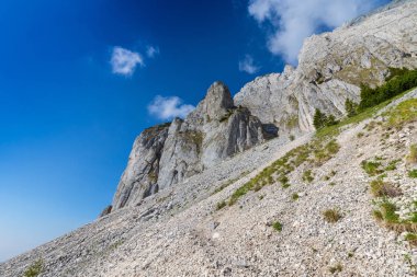 Sis bulutları ile yaz aylarında Transilvanya Alpleri'nde dağ manzarası