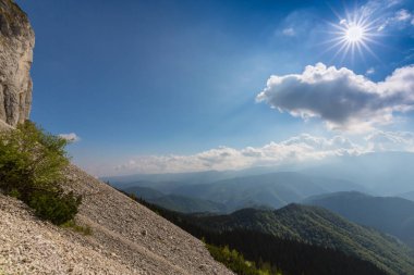 Sis bulutları ile yaz aylarında Transilvanya Alpleri'nde dağ manzarası