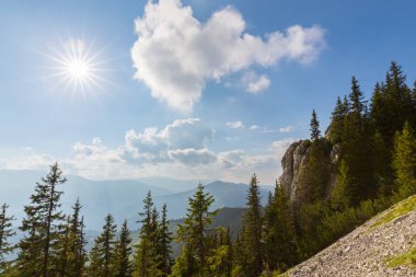 Sis bulutları ile yaz aylarında Transilvanya Alpleri'nde dağ manzarası