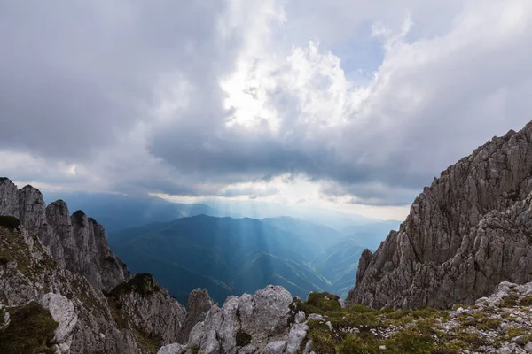 在夏天的薄雾云特兰西瓦尼亚阿尔卑斯山的自然风光 — 图库照片