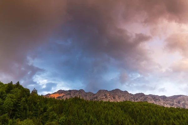 Paysages de montagne dans les Alpes Transylvaniennes en été avec nuages brumeux — Photo